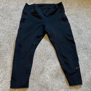 Nike Women’s Black Cropped Leggings